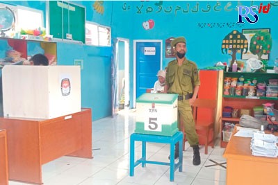 Warga Desa Selokromo Kecamatan Leksono saat menggelar pilkades serentak Rabu (26/10). (Sigit Rahmanto/Jawa Pos Radar Semarang)