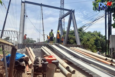 Pembangunan Jembatan Kali Bulanan dalam tahap perakitan baja tiang jembatan. (DEVI KHOFIFATUR RIZQI/ JAWA POS RADAR SEMARANG)