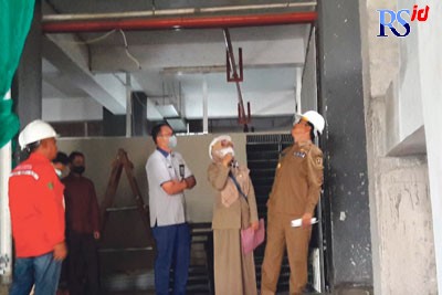 Wakil Bupati Temanggung Heri Ibnu Wibowo meninjau pelaksanaan proyek pembangunan gedung penunjang di RSUD Temanggung dengan nilai sekitar Rp 46 miliar Selasa (25/10).  (Istimewa)