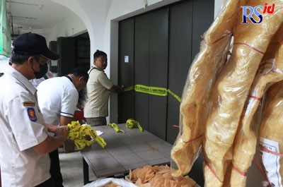 Petugas Satpol PP Kota Semarang membuka segel kios dan los di Pasar Johar Selatan. (NUR CHAMIM/JAWA POS RADAR SEMARANG)