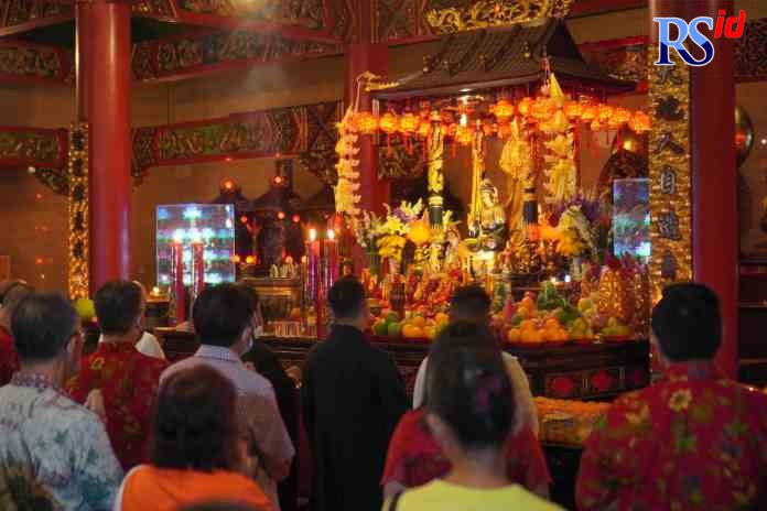 KHUSYUK : Umat TITD berdoa memperingati Dewi Welas Asih Tinggalkan Dunia. (ADITYO DWI/ JAWA POS RADAR SEMARANG)