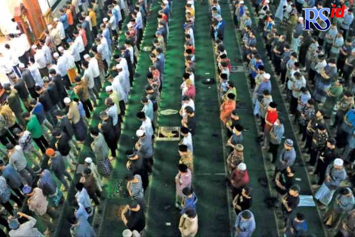 TRAGEDI KANJURUHAN: Ribuan jamaah MAJT menggelar salat gaib sebelum salat Jumat kemarin. (NUR CHAMIM/ JAWA POS RADAR SEMARANG)