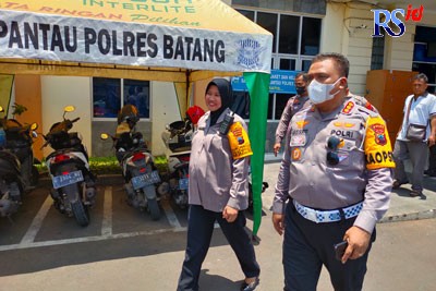 Direktur Lalu Lintas (Dirlantas) Polda Jateng Kombes Pol Agus Suryo saat melakukan sidak di kantor Satlantas Polres Batang. (RIYAN FADLI/JAWA POS RADAR SEMARANG )