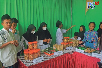 Para siswa SMP Negeri 1 Mungkid di stan yang memamerkan sejumlah kuliner Mungkid maupun produk tradisional lainnya. (M Iqbal Amar/Jawa Pos Radar Semarang)