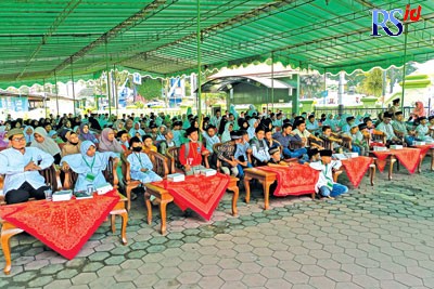 Para santri mengikuti pengajian akbar di Masjid Agung Kota Magelang kemarin (16/10). (ROFIK SYARIF G P/JAWA POS RADAR SEMARANG)
