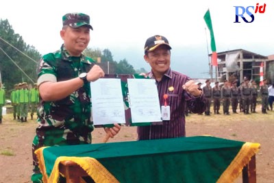 Bupati Wonosobo Afif Nurhidayat dan Dandim 0707/Wonosobo Letkol Inf Rahmat menunjukkan dokumen kerjasama dalam pelaksanaan TMMD di Lapangan Desa Maron, Garung Wonosobo Selasa (11/10). (Istimewa)