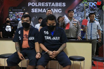 Pelaku Joko Mustiko Ramdhani dan Trikora Danu Setiawan diamankan polisi setelah melakukan pengeroyokan di depan Cafe Hens 99 Jalan Arteri Soekarno-Hatta Semarang. (NURCHAMIM/JAWA POS RADAR SEMARANG)