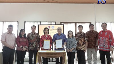 Rektor UKSW Neil Semuel Rupidara Ph.D dan Rektor Universitas Sam Ratulangi Prof. Ellen Joan Kumaat berfoto bersama usai menandatangani kerja sama. (Istimewa)