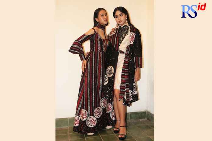 Busana batik rancangan Miss Ayoe dan Nasrul Arif mengusung tema Asem Semarangan yang dipamerkan di kawasan Kota Lama kemarin. (NUR CHAMIM/Jawa Pos Radar Semarang)