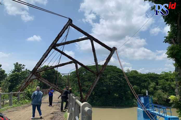 Kondisi Jembatan Juwero yang konfigurasi rangka bajanya hampir ambruk Kamis (13/10).(DEVI KHOFIFATUR RIZQI/ JAWA POS RADAR SEMARANG)