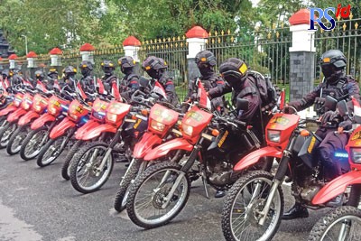 Satuan polisi bermotor yang disiapkan untuk mengamankan jalannya pilkades serentak hari ini di 30 desa. (Sigit Rahmanto/Jawa Pos Radar Semarang)