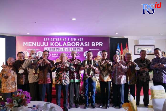 Peserta BPR gathering dan seminar menuju kolaborasi BPR berfoto bersama Kepala OJK Regional 3 Aman Santosa usai acara, kemarin. (Istimewa)