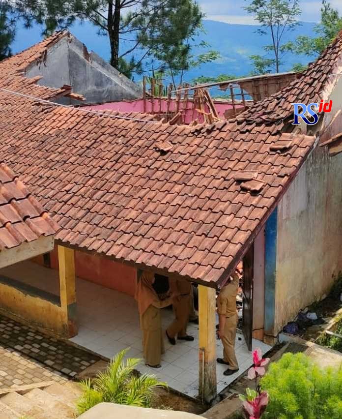 Kondisi atap kelas VII D SMP Negeri 2 Paninggaran, Kabupaten Pekalongan, yang ambrol Minggu (9/10) lalu. Perbaikan masih menunggu anggaran tahun depan. (Istimewa)