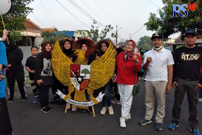 Warga RW 03 Kelurahan Bambankerep mengusung lambang Garuda Pancasila saat pawai Hari Kemerdekaan. (Istimewa)