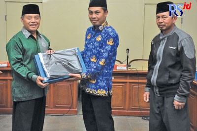 Wabup Wonosobo M Albar saat menyerahkan bantuan sarpras kepada enam sekolah di Kecamatan Kejajar. (Istimewa)