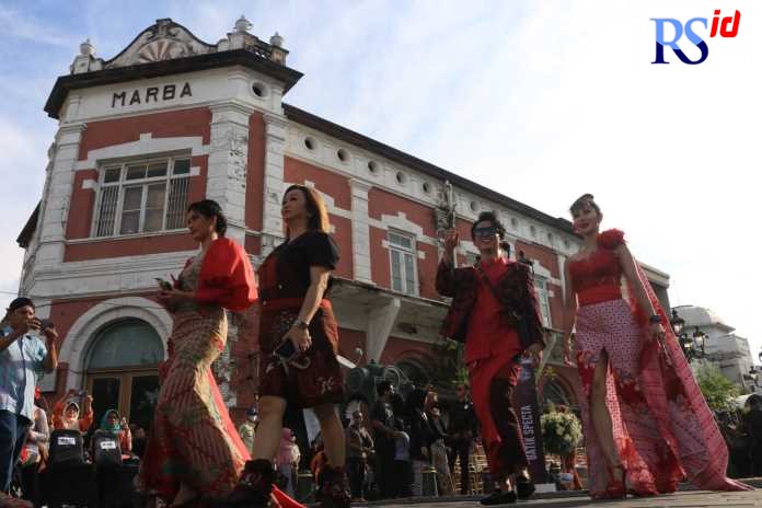 Para model memperagakan busana batik Chedro Orlando dengan desain glamour look yang didominasi red elegant atau warna merah menyala penuh semangat dalam memperingati Hari Batik Nasional bertema Batik Specta Nusantara. (NUR CHAMIM/JAWA POS RADAR SEMARANG)