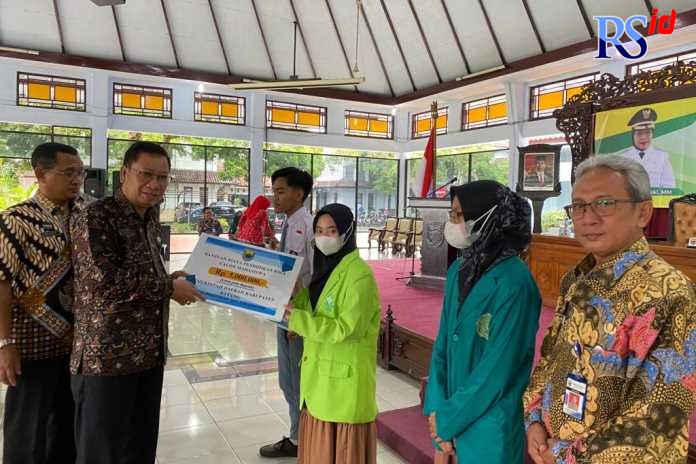 Pemkab Batang saat memberikan bantuan beasiswa pada pelajar berprestasi dan kurang mampu di pendopo kabupaten kemarin. (Istimewa)
