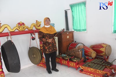 Sri Murwaningsih, guru seni dan budaya SMP Negeri 4 Magelang menunjukkan alat musik yang digunakan grup musik Kluntung. (ROFIK SYARIF G P/JAWA POS RADAR SEMARANG)