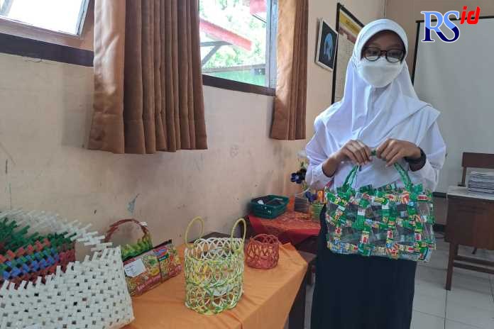 Siswi SMP Negeri 2 Ambarawa memamerkan produk kerajinan dari sampah plastik dan kertas. (Maria Novena/Jawa Pos Radar Semarang)