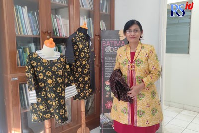 Hanna Arini Parhusip menunjukkan batik yang motifnya tercipta dari rumus matematika. (NURFA’IK NABHAN/JAWA POS RADAR SEMARANG)