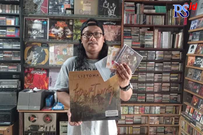 Brury Prasetyo saat memperlihatkan koleksi CD dan Vinyl di tokonya. (KHAFIFAH ARINI PUTRI/JAWA POS RADAR SEMARANG)