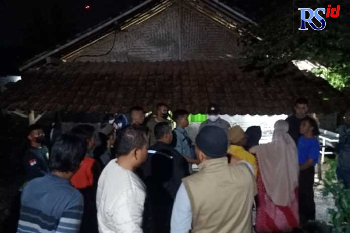 Suasana di TKP, rumah korban, Desa Gondang, RT 5, RW 2, Kecamatan Wonopringgo, Rabu (19/10) malam. (Istimewa)