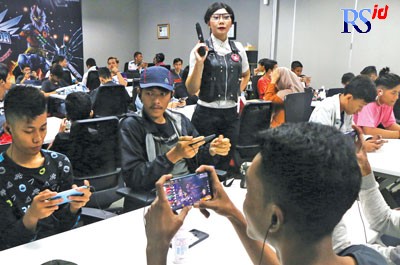 Kompetisi e-sport yang pernah berlangsung di Semarang beberapa waktu yang lalu dan berhasil menarik minat anak-anak muda untuk jadi peserta. (NURCHAMIM/JAWA POS RADAR SEMARANG)