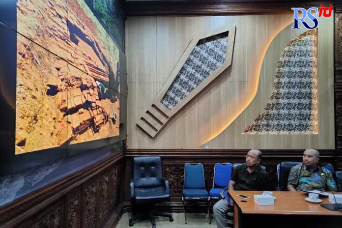 Paparan penemuan candi di area KIT Batang di Ruang Abirawa, Kantor Bupati Batang, Jumat (28/10). (RIYAN FADLI/JAWA POS RADAR SEMARANG)