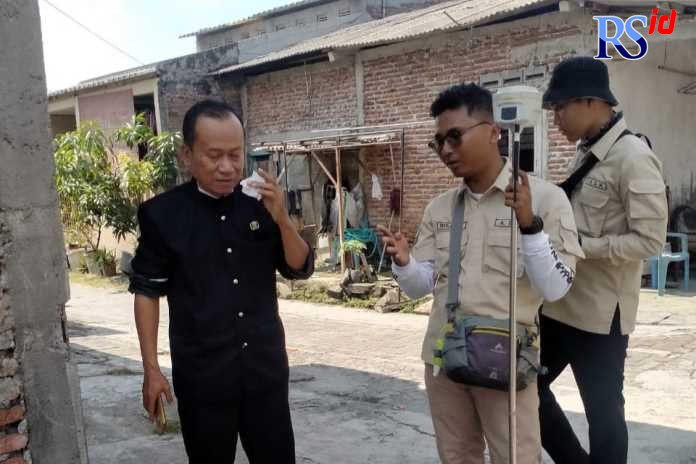 Petugas Dinputaru Bidang Tata Ruang saat menginventarisir tata ruang di Batursari Kecamatan Mranggen. (Wahib Pribadi/Jawa Pos Radar Semarang)