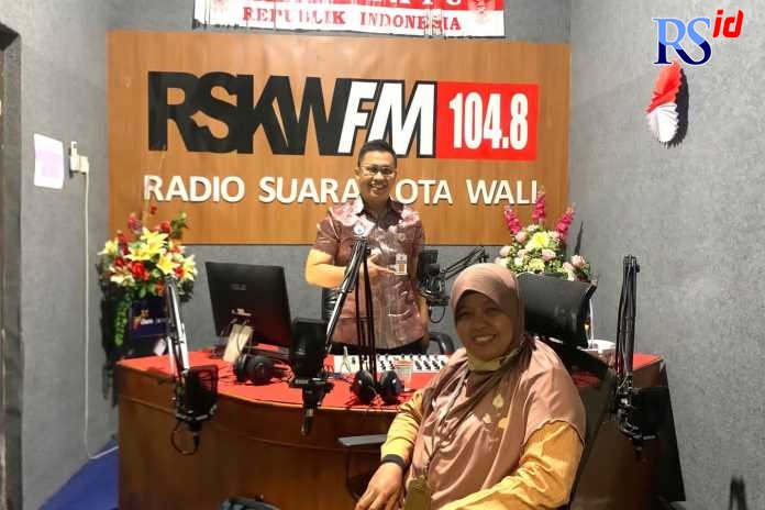 Kabid Tata Fuang dan Pertanahan Naning Prihatiningrum saat sosialisasi tentang penataan dan pemanfaatan ruang di Radio Suara Kota Wali (RSKW) Demak. (Wahib Pribadi/Jawa Pos Radar Semarang)