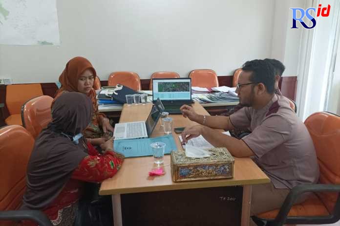Kabid Tata Ruang dan Pertanahan Dinputaru Naning Prihatiningrum bersama pihak terkait membahas finalisasi verifikasi LSD. (Wahib Pribadi/Jawa Pos Radar Semarang)