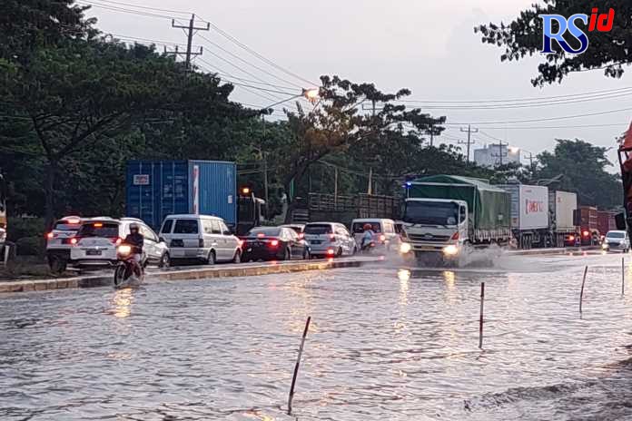 Jalan raya Pantura Sayung Demak saat terendam rob. Pembangunan jalan tol yang terintegrasi dengan tanggul laut diharapkan bisa mengatasi banjir rob Sayung. (Wahib Pribadi/Jawa Pos Radar Semarang)