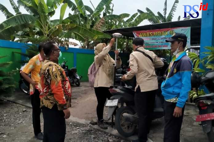 Petugas Dinputaru Bidang Tata Ruang bersama petugas Badan Pertanahan Nasional (BPN) melakukan pengukuran lahan aset Pemkab Demak untuk proses pensertifikatan. (Wahib Pribadi/Jawa Pos Radar Semarang)