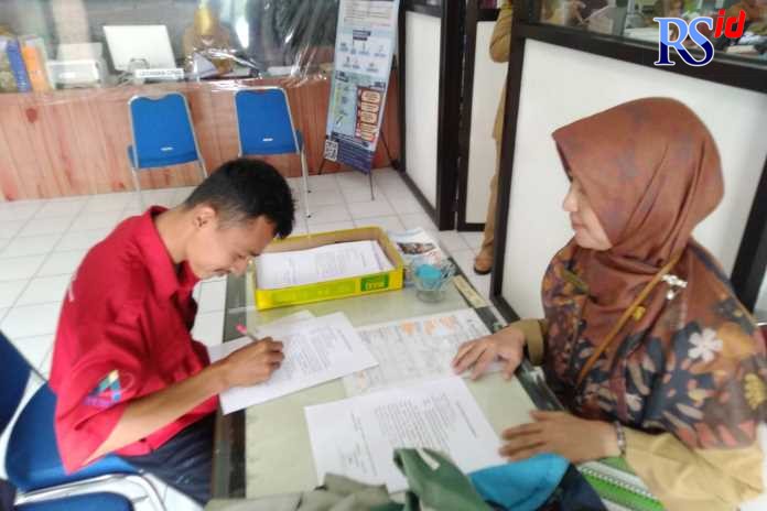 Seorang penyandang disabilitas saat membuat curriculum vitae melalui layanan smartbilitas untuk proses mendaftar pekerjaan di kantor Dinperinaker Temanggung. (Istimewa)
