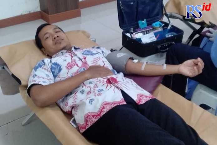 Salah satu pegawai Pemkot Pekalongan yang berpartisipasi donor darah di Kantor BPN setempat pada Rabu (12/10). (Lutfi Hanafi/Jawa Pos Radar Semarang)