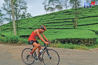 Seorang atlet sedang menyelesaikan tahap bersepeda di hamparan kebun teh Kawasan Blembem Sabtu (29/10). (Istimewa)