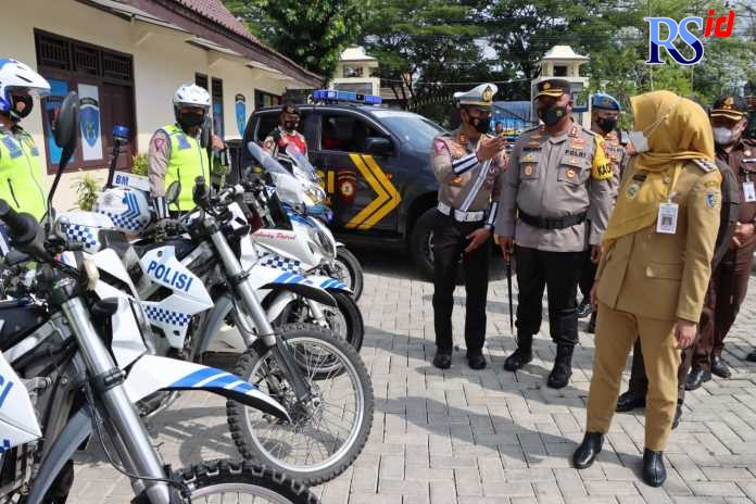 Kapolres Demak AKBP Budi Adhy Buono memimpin gelar operasi zebra 2022. (Wahib Pribadi/Jawa Pos Radar Semarang)
