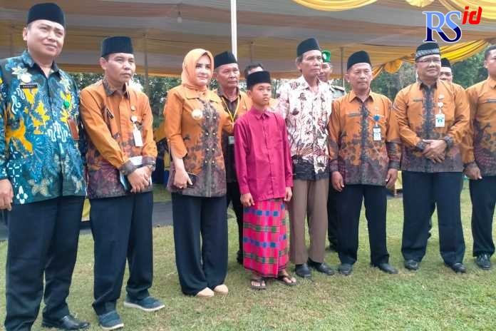 Bupati Pekalongan Fadia Arafiq saat berfoto bersama salah seorang  peserta lomba Mapsi SMP yang maju di tingkat provinsi, Kamis (13/10). (NANANG RENDI AHMAD/JAWA POS RADAR SEMARANG)