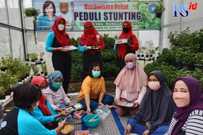 Ibu-ibu RW 03 Kelurahan Gebangsari menyiapkan makanan bergizi untuk mencegah stunting di greenhouse. (Istimewa)