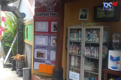Koleksi buku di perpustakaan mini pos kamling RT 01 RW 01 Kelurahan Gedawang. (TAUFIQ RIKHOYADI/JAWA POS RADAR SEMARANG)