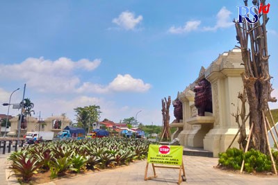 Kawasan gerbang singa Palbapang masuk kawasan Borobudur ditanami tanaman hias. (M. Iqbal Amar/Jawa Pos Radar Semarang)