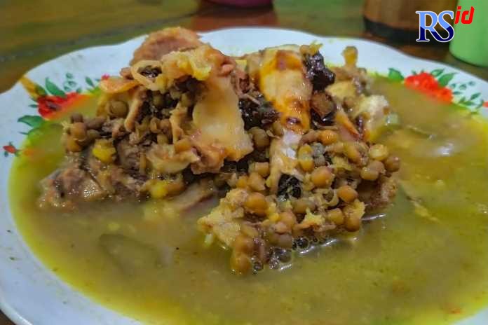 Gule Kambing Bang Husen Kota Pekalongan benar-benar menggugah selera dengan kuah kacang hijau. (NANANG RENDI AHMAD/JAWA POS RADAR SEMARANG)