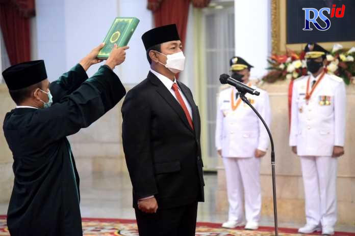 Presiden Joko Widodo melantik Wali Kota Semarang Hendrar Prihadi  sebagai Kepala LKPP di Istana Negara, tadi pagi. (HUMAS SETKAB/AGUNG)