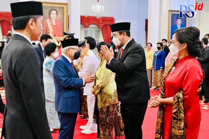 Wali Kota Semarang Hendrar Prihadi dan istri Krisseptiana beramah tamah dengan Presiden Joko Widodo dan Wakil Presiden KH Ma’ruf Amin usai dilantik menjadi Kepala Lembaga Kebijakan Pengadaan Barang/Jasa Pemerintah (LKPP) masa jabatan 2022-2027 di Istana N