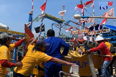 Sejumlah warga menggotong miniatur kapal berisi sesaji yang akan dilarung ke tengah laut Minggu (23/10) .(DEVI KHOFIFATUR RIZQI/ JAWA POS RADAR SEMARANG)