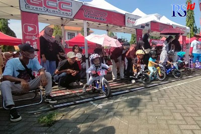 Puluhan rider cilik bersemangat mengikuti kompetisi Pushbike Grandprix di Stadion Utama Kebondalem Kendal. (Istimewa)