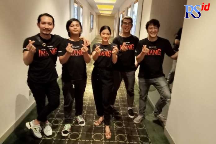 Sejumlah pemain film Inang Emil Kusumo, Muzakki Ramdhan, Naysilla Mirdad, David Nurbianto, dan Dimas Anggara hadir menyapa para penonton di XXI, DP Mall Semarang, Minggu (23/10). (IDA NOR LAYLA/JAWA POS RADAR SEMARANG)