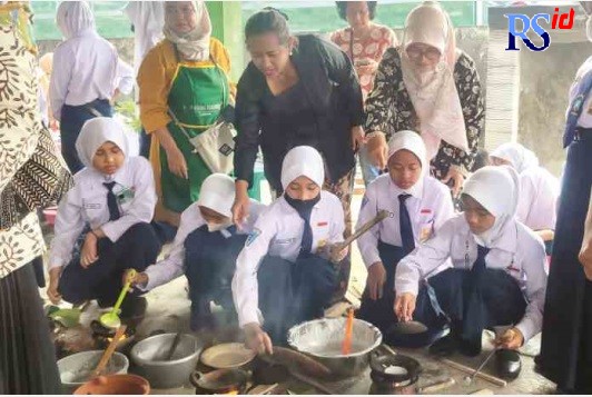 JAJANAN LOKAL : Para siswa tampak begitu senang ketika diajak memasak serabi klasik Ngampin bersama. (NURFAIK NABHAN/Jawa Pos Radar Semarang)