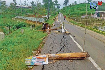 Separo badan jalan menuju kawasan Silancur Highland, Kaliangkrik rusak akibat talut jalan ambrol. (M. Iqbal Amar/Jawa Pos Radar Semarang)