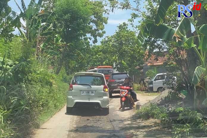 Kendaraan dari arah Demak menuju Semarang melalui jalur alternatif Desa Dukun, Kecamatan Karangtengah. (Wahib Pribadi/Jawa Pos Radar Semarang)